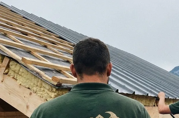 Isolant et liteaux en place sous une couverture en bac acier, chantier de l'Atelier du Parleman en Haute-Savoie